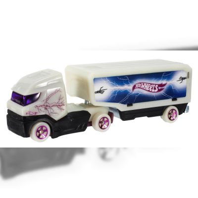Вантажівка-трейлер Hot Wheels в асортименті (BFM60)